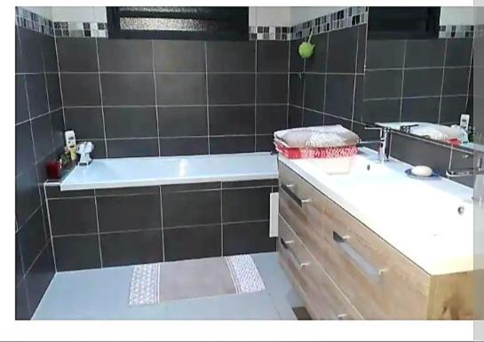 Chambre Privee Dans Maison Le Tampon Luaran gambar